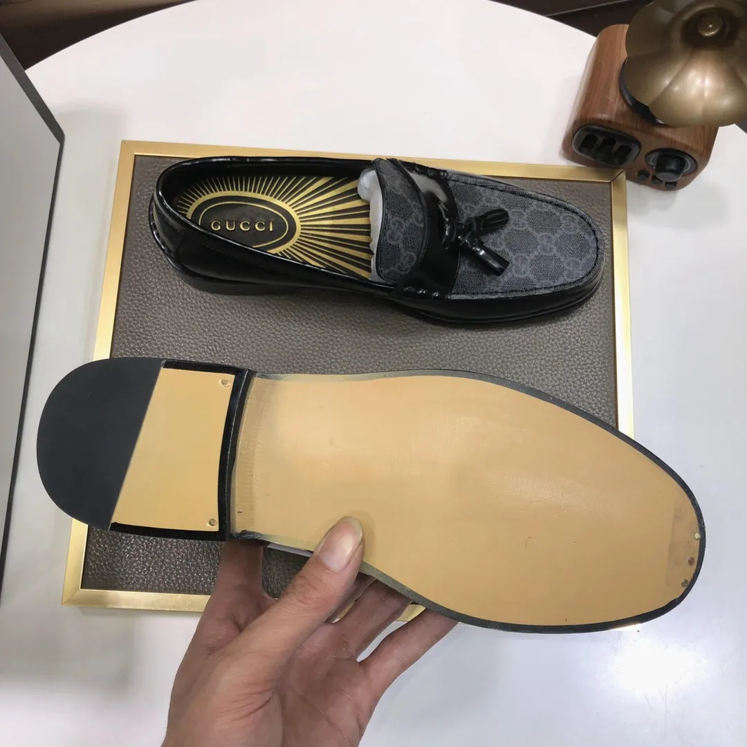 Factory batch 580💰Italy’s top luxury men’s shoe giant (GUCCI) (Gucci) (full cowhide lining) new arrival🍃Original European style🔰 Pleasant to the eye😍In order to make the shoes more durable and non-deformable🌀The production continues to follow traditional methods but there is still no lack of innovation💪Select original cowhide for the leather♻️Smooth, natural and extra bright⭐Made of imported cowhide The rich man’s first choice 38-45 (45 customized)